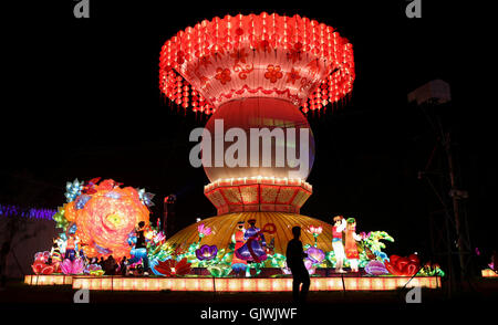 Kunming. 1. August 2016. Foto aufgenommen am 17. August 2016 zeigt eine Laterne fair Fuxian See in Chengjiang County in Yuxi Stadt, der südwestlichen chinesischen Provinz Yunnan. Die 81-Tages-Veranstaltung ab 1. August 2016 befindet sich ein Feuchtgebiet von rund 200.000 Quadratmetern mit 119 der wichtigsten Laternen und 20 Gruppen Atmosphäre Laternen auf dem Display. © Zhou Lei/Xinhua/Alamy Live-Nachrichten Stockfoto