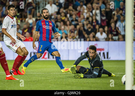 Barcelona, Katalonien, Spanien. 17. August 2016. FC Barcelona Mittelfeldspieler ARDA erzielt ersten Tor sein Team während der spanischen Supercup Finale 2. Etappe zwischen FC Barcelona und Sevilla FC im Camp Nou Stadion in Barcelona. Barcelona gewinnt 3:0. Bildnachweis: Matthias Oesterle/ZUMA Draht/Alamy Live-Nachrichten Stockfoto