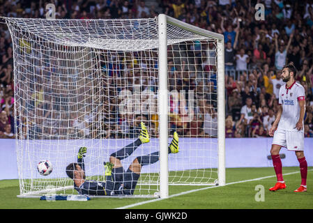 Barcelona, Katalonien, Spanien. 18. August 2016. Der Ball übertrifft Sevilla FC Torhüter SERGIO RICO wie Messi sein Ziel in die spanischen Supercup Finale 2. Etappe zwischen FC Barcelona und FC Sevilla im Camp Nou Stadion in Barcelona schießt. Barcelona gewinnt 3:0. Bildnachweis: Matthias Oesterle/ZUMA Draht/Alamy Live-Nachrichten Stockfoto