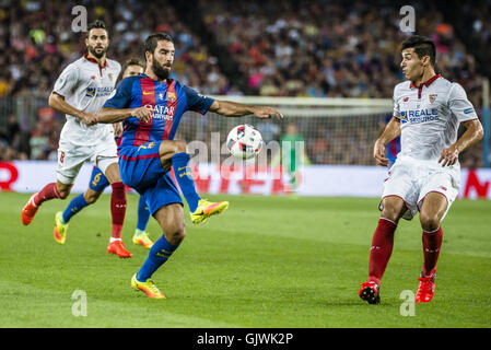 Barcelona, Katalonien, Spanien. 17. August 2016. FC Barcelona Mittelfeldspieler ARDA in Aktion gegen den FC Sevilla in der spanischen Supercup Finale 2. Etappe zwischen FC Barcelona und Sevilla FC im Camp Nou Stadion in Barcelona. Barcelona gewinnt 3:0. Bildnachweis: Matthias Oesterle/ZUMA Draht/Alamy Live-Nachrichten Stockfoto