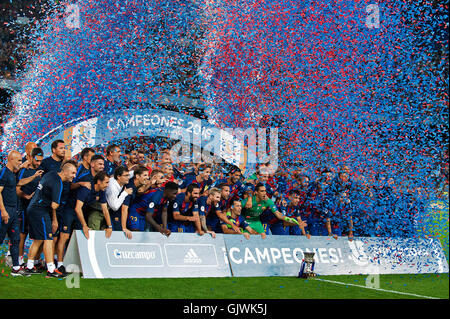 Barcelona, Spanien. 17. August 2016. FC Barcelona Spieler feiern während der Verleihung des 2016-Spanisch-Super-Cup im Stadion Camp Nou in Barcelona, Spanien, 17. August 2016. FC Barcelona gewann mit 3: 0 im 2. Bein Match und holte sich den Titel mit 5: 0 insgesamt. Bildnachweis: Lino De Vallier/Xinhua/Alamy Live-Nachrichten Stockfoto