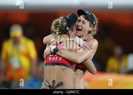 Rio De Janeiro, Rio De Janeiro, Brasilien. 17. August 2016. RJ - Olympiade/BEACH-Volleyball - Sport - American Kerri Walsh-Jennings und April Ross feiern Sieg über Brasiliens Larissa França und Talita Antunes gültig durch die Entscheidung des Volleyball-Bronze-Medaille Frauen Strand in Rio 2016 Olympischen Spiele, die Arena Beach-Volleyball an der Copacabana in Rio De Janeiro am Mittwoch Credit: Geraldo Bubniak/ZUMA Draht/Alamy Live News Stockfoto
