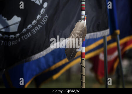 Elgin, Florida, USA. 8. November 2016. Eine traditionelle Personal wird außerhalb des Gebäudes angezeigt wo Menschen während der Messe in Elgin, Oklahoma Comanche Hand-Spiel spielen. Die beiden Teams spielen Handspiel können variieren in der Größe, jedes Team (das Team '' versteckt '' und '' erraten '' Team) müssen einen Kapitän. Das Spiel ist mit zwei Paaren von "Bones", jedes Paar bestehend aus einer Ebene und einem gestreiften Knochen gespielt. Jeder Stamm entscheidet welche Knochen wird erraten, unifarben oder gestreiften Knochen. Oklahoma-Indianer nennen in der Regel für den gestreiften Bone. Die beiden Teams, ein '' versteckt '' und 1 '' raten, '' sitzen gegenüber einem ano Stockfoto