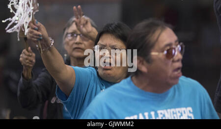 Elgin, Florida, USA. 8. November 2016. Mitglieder des Cheyenne-Arapaho-Teams versuchen, die Guesser abzulenken, wie sie Hand während der Comanche Messe in Elgin, Oklahoma Spiel. Die beiden Teams spielen Handspiel können variieren in der Größe, jedes Team (das Team '' versteckt '' und '' erraten '' Team) müssen einen Kapitän. Das Spiel ist mit zwei Paaren von "Bones", jedes Paar bestehend aus einer Ebene und einem gestreiften Knochen gespielt. Jeder Stamm entscheidet welche Knochen wird erraten, unifarben oder gestreiften Knochen. Oklahoma-Indianer nennen in der Regel für den gestreiften Bone. Die beiden Teams, ein '' versteckt '' und 1 '' raten, '' sitzen gegenüber o Stockfoto