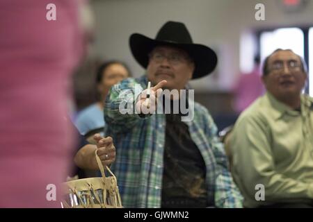 Elgin, Florida, USA. 8. November 2016. Ein Mann zeigt eines seiner beiden "Knochen '' wie er Hand-Spiel während der Messe in Elgin, Oklahoma Comanche spielt. Die beiden Teams spielen Handspiel können variieren in der Größe, jedes Team (das Team '' versteckt '' und '' erraten '' Team) müssen einen Kapitän. Das Spiel ist mit zwei Paaren von "Bones", jedes Paar bestehend aus einer Ebene und einem gestreiften Knochen gespielt. Jeder Stamm entscheidet welche Knochen wird erraten, unifarben oder gestreiften Knochen. Oklahoma-Indianer nennen in der Regel für den gestreiften Bone. Die beiden Teams, ein '' versteckt '' und 1 '' raten, '' sitzen einander gegenüber; zwei Mitglieder Stockfoto