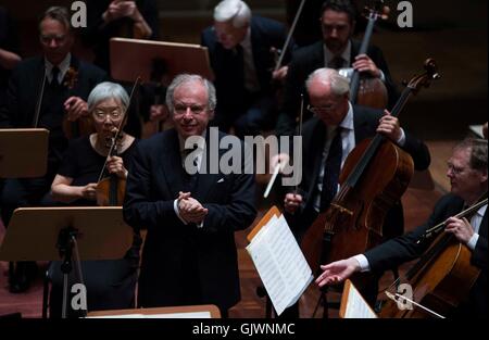 Frankfurt am Main, Deutschland. 17. August 2016. Ungarn geborener britischer Pianist und Dirigent Andras Schiff (vorne) nimmt Vorhang nach der Aufführung beim Rheingau Musikfestival in Wiesbaden, Landeshauptstadt von Hessen Staat, Deutschland, 17. August 2016. Die 29. Rheingau Musikfestival ist vom 18. Juni bis 27. August statt. © Luo Huanhuan/Xinhua/Alamy Live-Nachrichten Stockfoto