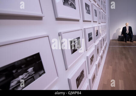 München, Deutschland. 18. August 2016. Die Installation "Hans" (R) des Künstlers Schinwald und Fotografien des Künstlers Simmons auf Show für die Ausstellung "Inszeninert! Spektakel Und Rollenspiel in der 25jährige "in der Kunsthalle-Galerie in München, Deutschland, 18. August 2016. Die Ausstellung mit 90 Werken aus der Sammlung Goetz läuft vom 19.08. bis 06.11.2016. Foto: SVEN HOPPE/DPA/Alamy Live-Nachrichten Stockfoto