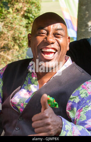 Ainsley Harriott eröffnet Southport Flower Show, 18. Aug 2016: Starkoch Ainsley Harriott eröffnet offiziell die Southport Flower Show, bevor er seine kulinarischen Fähigkeiten den Tausenden von Besuchern präsentiert, die auf der diesjährigen Veranstaltung erwartet werden. Stockfoto