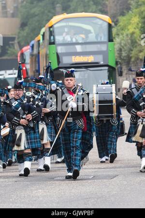 Edinburgh, Schottland. 18. August 2016. Military Tattoo Pipers enthüllen neue Cabrio-Tour-Busse. Lothian Busse investiert in 30 neue Cabrio-Doppeldecker Fahrzeuge für Edinburgh Bus Tours. Die Busse startet in den kommenden Wochen in drei seiner Strecken tätig. Bildnachweis: Richard Dyson/Alamy Live-Nachrichten Stockfoto