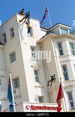 Bournemouth, Dorset, Großbritannien. 18. August 2016. Die Royal Marines Commandos Seilen sich im Highcliff Marriott Hotel ab, um das neunte jährliche Bournemouth Air Festival zu eröffnen. Kredit: Carolyn Jenkins/Alamy Live News Stockfoto