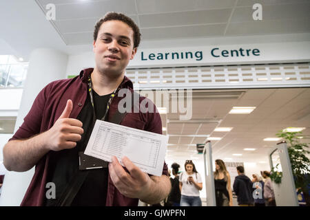 London, UK. 18. August 2016. Studenten sammeln A Level Ergebnisse am Westminster Kingsway College, Kings Cross Zentrum Campus Credit: Guy Corbishley/Alamy Live News Stockfoto