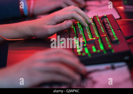 Köln, Deutschland. 18. August 2016. Ein Besucher auf einer Tastatur auf der Gamescom Gaming-Convention in Köln, Deutschland, 18. August 2016. Die Gamescom Gaming Convention läuft vom 17. bis 21. August 2016. Foto: MARIUS BECKER/DPA/Alamy Live-Nachrichten Stockfoto