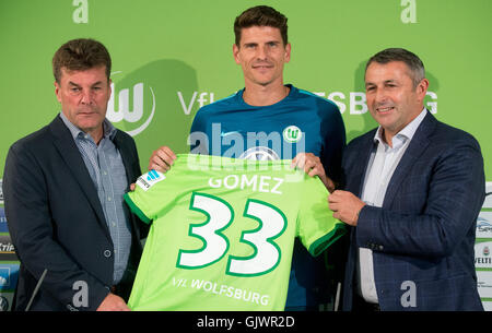 Wolfsburg, Deutschland. 18. August 2016. Neuzugang Mario Gomez (c) mit Trainer Dieter Hecking (l) abgebildet und sportlicher Direktor Klaus Allofs während seiner Präsentation auf der deutschen Bundesliga Fußballverein VfL Wolfsburg in der Volkswagen Arena in Wolfsburg, Deutschland, 18. August 2016. Foto: Julian Stratenschulte/Dpa/Alamy Live News Stockfoto