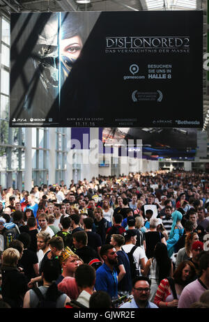 Köln, Deutschland. 18. August 2016. Besucher auf der Gamescom Gaming-Convention in Köln, Deutschland, 18. August 2016. Die Gamescom Gaming Convention läuft vom 17. bis 21. August 2016. Foto: OLIVER BERG/DPA/Alamy Live-Nachrichten Stockfoto