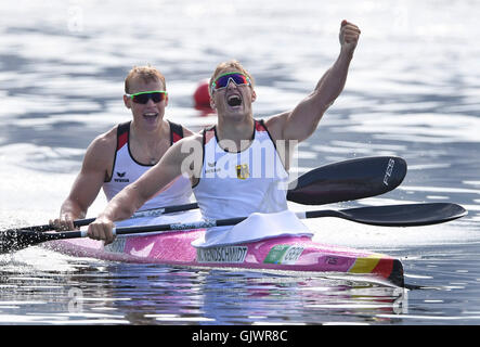 Rio De Janeiro, Brasilien. 18. August 2016. Max Rendschmidt (R) und Marcus Gross Deutschlands feiern nach dem Gewinn der Herren Doppel Kajak 1000 m, Finale der Kanu-Sprint Ereignisse der Rio 2016 Olympischen Spiele Lagoa-Stadion in Rio De Janeiro, Brasilien, 118 August 2016. Bildnachweis: Dpa picture Alliance/Alamy Live News Stockfoto