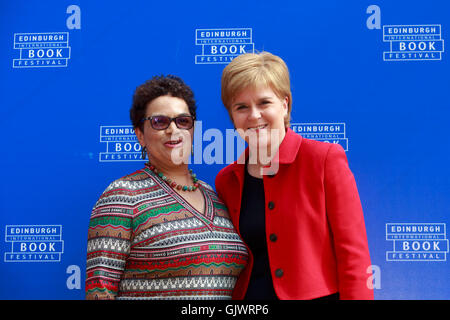 Edinburgh, UK. 18. August 2016. Edinburgh International Book Festival 6. Tag. Edinburgh International Book Festival findet statt in Charlotte Square Gardens. Edinburgh. Abgebildete Jackie Kay und Nicola Sturgeon. Bildnachweis: Pako Mera/Alamy Live-Nachrichten Stockfoto