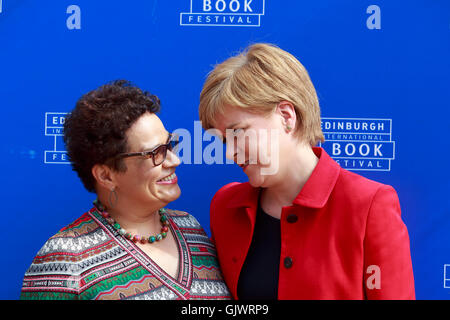 Edinburgh, UK. 18. August 2016. Edinburgh International Book Festival 6. Tag. Edinburgh International Book Festival findet statt in Charlotte Square Gardens. Edinburgh. Abgebildete Jackie Kay und Nicola Sturgeon. Bildnachweis: Pako Mera/Alamy Live-Nachrichten Stockfoto