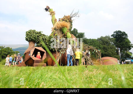 Grüner Mann Festival, Wales, UK - August 2016. Der grüne Mann des grünen Mann Festivals eine Skulptur aus Holz und Ästen ist der Mittelpunkt des Festivals. Das viertägige Musik und Kunst Festival neben den Brecon Beacons. Stockfoto