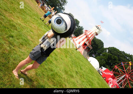 Grüner Mann Festival Wales, UK. 18. August 2016. Ein Fan genießt tragen eine Lochkamera sah aus wie eine riesige Augapfel am 1. Tag des viertägigen Musik und Kunst Festival neben den Brecon Beacons. 25.000 Musik-Fans dürften sich über das Wochenende. Stockfoto