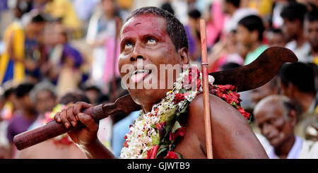 Guwahati, Indien. 18. August 2016. Ein indischer Priester feiert das Deodhani Festival in der berühmten Kamakhya-Tempel in Guwahati, Assam, Indien, 18. August 2016. Das dreitägige Deodhani Festival findet statt, um die Schlange Göttin Kamakhya zu verehren, während die Ziegen und Tauben angeboten und geopfert werden. Bildnachweis: Stringer/Xinhua/Alamy Live-Nachrichten Stockfoto