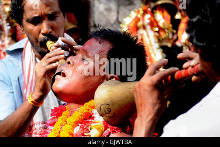 Guwahati, Indien. 18. August 2016. Indische Priester feiern das Deodhani Festival in der berühmten Kamakhya-Tempel in Guwahati, Assam, Indien, 18. August 2016. Das dreitägige Deodhani Festival findet statt, um die Schlange Göttin Kamakhya zu verehren, während die Ziegen und Tauben angeboten und geopfert werden. Bildnachweis: Stringer/Xinhua/Alamy Live-Nachrichten Stockfoto