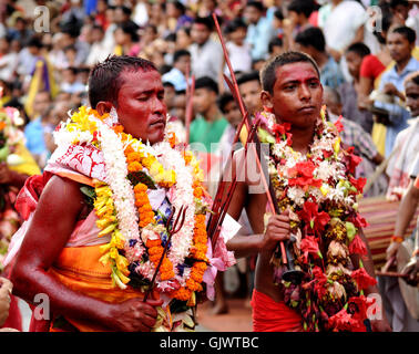 Guwahati, Indien. 18. August 2016. Indische Priester tanzen um das Deodhani-Festival in den berühmten Kamakhya-Tempel in Guwahati, Assam, Indien, 18. August 2016 feiern. Das dreitägige Deodhani Festival findet statt, um die Schlange Göttin Kamakhya zu verehren, während die Ziegen und Tauben angeboten und geopfert werden. Bildnachweis: Stringer/Xinhua/Alamy Live-Nachrichten Stockfoto