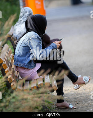 Berlin, Deutschland. 18. August 2016. Zwei Frauen mit Kopftuch sitzt auf einer Parkbank am Anhalter Bahnhof in Berlin, Deutschland, 18. August 2016. Foto: KAY NIETFELD/Dpa/Alamy Live News Stockfoto