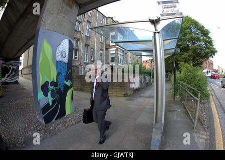 Glasgow, Scotland, UK 17. August 2016.Glasgow Gemeinderat weiterhin seine Unterstützung bildender Künstler und die Herausforderung der Wahrnehmung von Graffiti mit den neuesten Werk "Stiele", wo bildende Künstler malen arbeitet an der Charing Cross Gehweg unterstützt. Eines der vielen unterstützten Projekte stadtweiten, mit denen lokale ausgebildete Künstler hat die Gesicht und das Image der Stadt versteckte Räume verwandeln einen gefeierten öffentliche städtische Galerie. Bildnachweis: Gerard Fähre/Alamy Live-Nachrichten Stockfoto