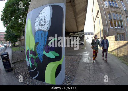 Glasgow, Scotland, UK 17. August 2016.Glasgow Gemeinderat weiterhin seine Unterstützung bildender Künstler und die Herausforderung der Wahrnehmung von Graffiti mit den neuesten Werk "Stiele", wo bildende Künstler malen arbeitet an der Charing Cross Gehweg unterstützt. Eines der vielen unterstützten Projekte stadtweiten, mit denen lokale ausgebildete Künstler hat die Gesicht und das Image der Stadt versteckte Räume verwandeln einen gefeierten öffentliche städtische Galerie. Bildnachweis: Gerard Fähre/Alamy Live-Nachrichten Stockfoto