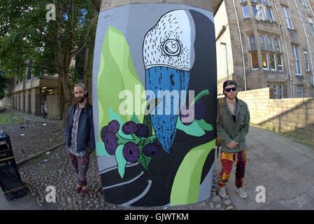 Glasgow, Scotland, UK 17. August 2016.Glasgow Gemeinderat weiterhin seine Unterstützung bildender Künstler und die Herausforderung der Wahrnehmung von Graffiti mit den neuesten Werk "Stiele", wo bildende Künstler malen arbeitet an der Charing Cross Gehweg unterstützt. Eines der vielen unterstützten Projekte stadtweiten, mit denen lokale ausgebildete Künstler hat die Gesicht und das Image der Stadt versteckte Räume verwandeln einen gefeierten öffentliche städtische Galerie. Bildnachweis: Gerard Fähre/Alamy Live-Nachrichten Stockfoto