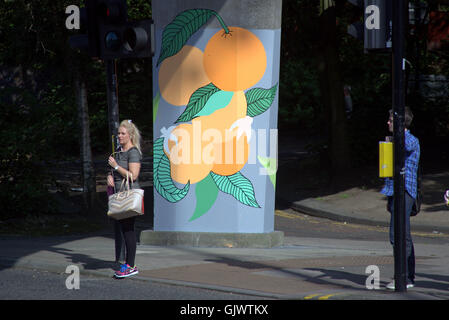 Glasgow, Scotland, UK 17. August 2016.Glasgow Gemeinderat weiterhin seine Unterstützung bildender Künstler und die Herausforderung der Wahrnehmung von Graffiti mit den neuesten Werk "Stiele", wo bildende Künstler malen arbeitet an der Charing Cross Gehweg unterstützt. Eines der vielen unterstützten Projekte stadtweiten, mit denen lokale ausgebildete Künstler hat die Gesicht und das Image der Stadt versteckte Räume verwandeln einen gefeierten öffentliche städtische Galerie. Bildnachweis: Gerard Fähre/Alamy Live-Nachrichten Stockfoto