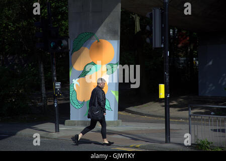 Glasgow, Scotland, UK 17. August 2016.Glasgow Gemeinderat weiterhin seine Unterstützung bildender Künstler und die Herausforderung der Wahrnehmung von Graffiti mit den neuesten Werk "Stiele", wo bildende Künstler malen arbeitet an der Charing Cross Gehweg unterstützt. Eines der vielen unterstützten Projekte stadtweiten, mit denen lokale ausgebildete Künstler hat die Gesicht und das Image der Stadt versteckte Räume verwandeln einen gefeierten öffentliche städtische Galerie. Bildnachweis: Gerard Fähre/Alamy Live-Nachrichten Stockfoto