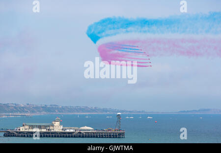 Bournemouth, Dorset, England, UK. 18. August 2016. Die roten Pfeile am Eröffnungstag der Bournemouth Air Festival über den Strand Meer Bournemouth Pier fliegen. Credit: Carolyn Jenkins/Alamy leben Nachrichten Stockfoto