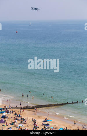 Bournemouth, UK. 18. August 2016. Bis zu 1 Million Menschen sollen in den nächsten vier Tagen auf Bournemouth absteigen, da das neunte jährliche Bournemouth Air Festival mit warmen sonnigen Wetter in Gang kommt. Menschenmassen strömen an den Strand für den ersten Tag der Air Festival Kredit: Carolyn Jenkins/Alamy Live News Stockfoto