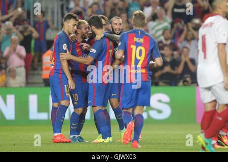 Barcelona, Spanien. 17. August 2016. Gratulation nach dem Tor Lionel Messi in der Partie des spanischen Superpokal zwischen FC Barcelona - Sevilla FC auf dem Camp Nou, Barcelona, Spanien Laurent Lairys/Agentur Locevaphotos/Alamy Live News Stockfoto