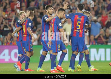 Barcelona, Spanien. 17. August 2016. Gratulation nach dem Tor Lionel Messi in der Partie des spanischen Superpokal zwischen FC Barcelona - Sevilla FC auf dem Camp Nou, Barcelona, Spanien Laurent Lairys/Agentur Locevaphotos/Alamy Live News Stockfoto