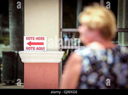 Florida, USA. 18. August 2016. Schon früh Stimmen bei Jupiter Gemeindezentrum Donnerstag, 18. August 2016. © Bruce R. Bennett/der Palm Beach Post/ZUMA Draht/Alamy Live-Nachrichten Stockfoto