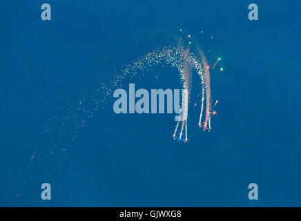 Bournemouth, UK. 18. August 2016. Dämmerung, Display mit Otto Hubschrauber und die Glühwürmchen anzeigen Kunstflugstaffel am ersten Tag des Bournemouth Air Festival: Carolyn Jenkins/Alamy Live News Stockfoto