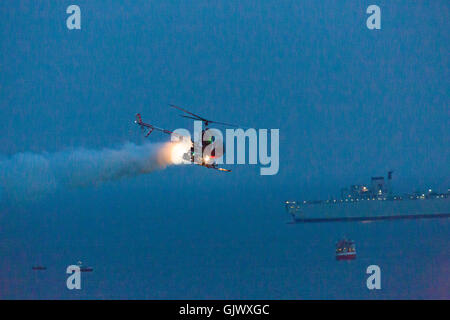 Bournemouth, UK. 18. August 2016. Display mit Otto Hubschrauber am ersten Tag des Bournemouth Air Festival Kredits Dämmerung: Carolyn Jenkins/Alamy Live News Stockfoto