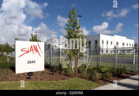 West Palm Beach, Florida, USA. 18. August 2016. SLAM und Somerset Academy Seen Charter-Schulen auf dem Summit Blvd. in West Palm Beach, Florida am 18. August 2016. © Allen Eyestone/der Palm Beach Post/ZUMA Draht/Alamy Live-Nachrichten Stockfoto