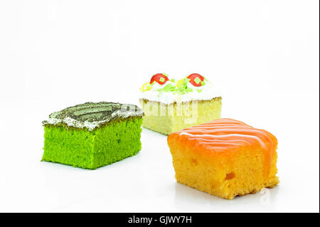 Kuchen Sie Kuchen Grüntee, Creme, Kuchen Orange auf weißem Hintergrund Stockfoto