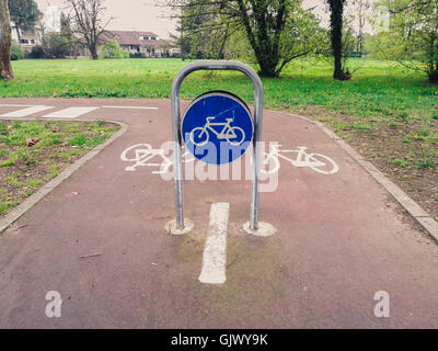 Radweg in einer kleinen Stadt Stockfoto