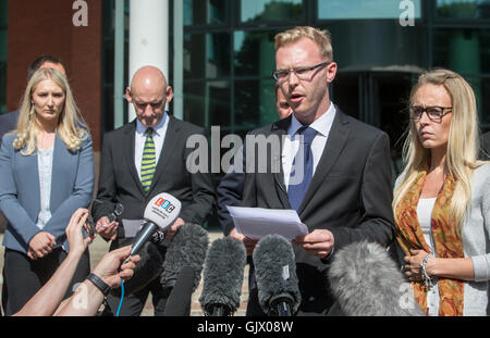 Harry Hartley (zweiter von rechts), der Sohn des Mordopfers Sadie Hartley, steht mit ihrem Partner Ian Johnston (zweiter von links) und seine Tochter Hannah (links), wie er eine Anweisung außerhalb Preston Crown Court, nach Herrn Johnston "Hase Kessel" ex gibt war lebenslang eingesperrt und bestellt, um ein Minimum von 30 Jahren im Gefängnis für den grausamen Elektroschocker Mord an ihre Rivalen der Liebe dienen. Stockfoto