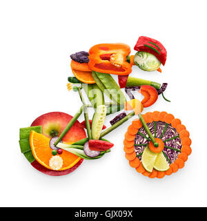 Gesunde Ernährung-Konzept eines Radfahrers mit dem Fahrrad gemacht von frischem Gemüse und Obst, isoliert auf weiss. Stockfoto