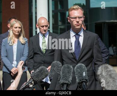 Harry Hartley (zweiter von rechts), der Sohn des Mordopfers Sadie Hartley, steht mit ihrem Partner Ian Johnston (zweiter von links) und seine Tochter Hannah (links), wie er eine Anweisung außerhalb Preston Crown Court, nach Herrn Johnston "Hase Kessel" ex gibt war lebenslang eingesperrt und bestellt, um ein Minimum von 30 Jahren im Gefängnis für den grausamen Elektroschocker Mord an ihre Rivalen der Liebe dienen. Stockfoto