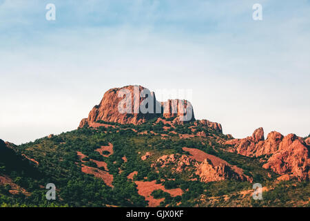 Roten Rocky Mountains im Süden Frankreichs Stockfoto