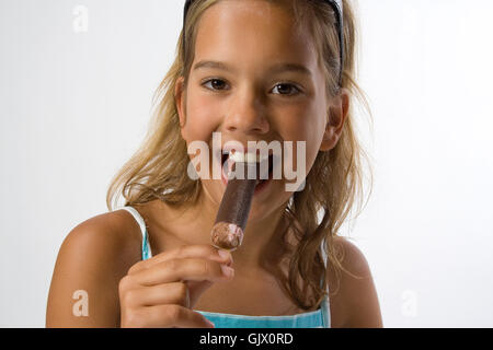 Mädchen mit Eis Stockfoto