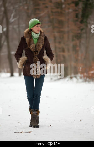 Frau zu Fuß gehen Stockfoto