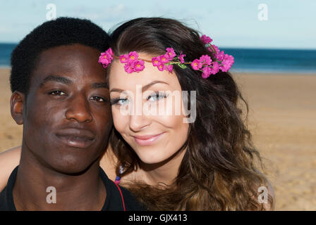Junges Paar multikulturell gemischt Rennen Kopf geschossen Köpfe zusammen am Strand lächelnd romantische Hipster Emotionen Liebe Porträt Stockfoto