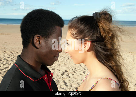 Paar multikulturellen Mischlinge Kopf geschossen am Strand mit Blick anderen Augen sehr romantische Gefühle Stockfoto